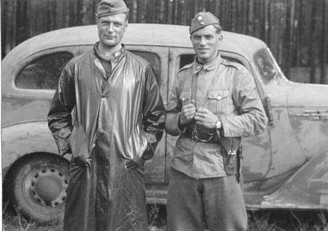 Veljekset Börje (vas.) ja Stig Sallamaa kuvattuna Syvärin lentokentällä syksyllä 1941. Börje kaatui vain muutamia viikkoja kuvan ottamisen jälkeen.
