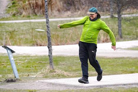 Joonas Selänniemi harjoitteli heittotekniikkaa Kivikon liikuntapuistossa huhtikuun viimeisellä viikolla.