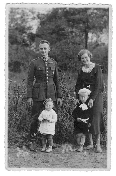 Witold, Zosia, Andrzej ja Maria Pilecki 1930-luvun puolivälissä. – Kirjan kuvitusta