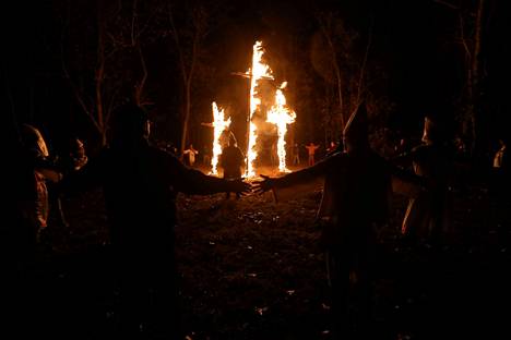 Valkoisten ylivaltaa ajavan Ku Klux Klan -järjestön ristit paloivat Yanceyvillen pikkukaupungin yössä Pohjois-Carolinassa marraskuussa 2017.