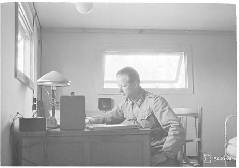 Magnusson komentajan työpisteessä kesäkuussa 1942.