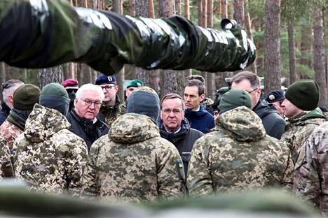 Saksan liittopresidentti Frank-Walter Steinmeier (vas.) ja Boris Pistorius vierailivat ukrainalaisten sotilaiden koulutuspaikalla Saksan Klietzissä 23. helmikuuta. Ukrainalaiset sotilaat olivat Leopard-panssarivaunujen koulutuksessa Saksassa.
