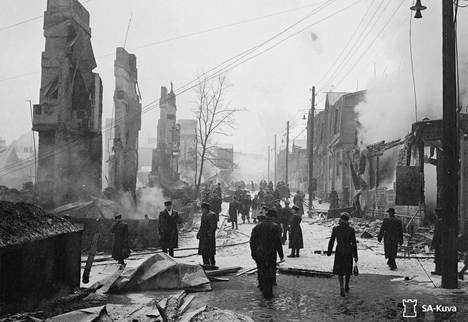 Helsinkiläiset tutkimassa suurpommituksen tuhoja 27. helmikuuta 1944.