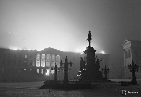 Helsingin yliopisto paloi suurpommitusten kolmantena yönä 27. helmikuuta 1944.