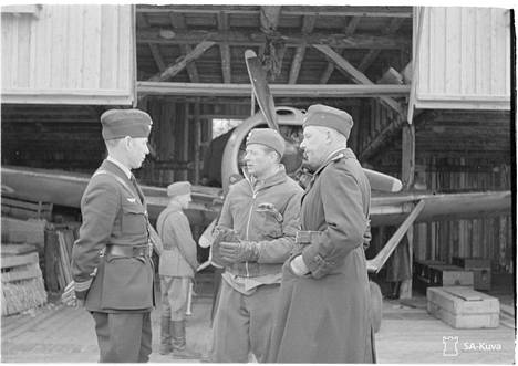 Ruotsalainen majuri Björn Bjuggren (vas.), everstiluutnantti Magnusson ja Ruotsin ilmailuasiamies Claes Sparre vuonna 1942. Sparre piti Magnussonia myöhemmin ehdokkaana Ilmavoimien komentajaksi.