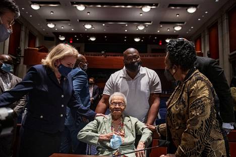 Tulsan verilöylystä selvinnyt Viola Fletcher, 107, kertoi 19. toukokuuta Yhdysvaltain kongressissa lapsuuden kauhukokemuksestaan