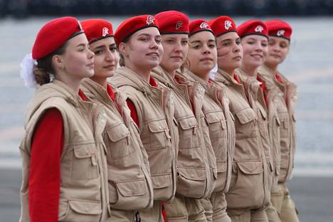 Junarmijan nuoret marssivat voitonpäivän paraatin harjoituksissa Pietarin Palatsinaukiolla toukokuussa 2020.
