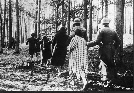Puolalaisia naisia matkalla ammuttaviksi vuonna 1939. – Kirjan kuvitusta.