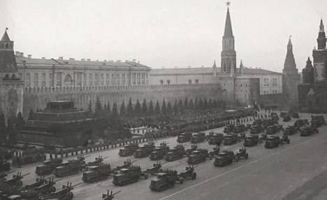 Ruotsin sotilasasiamiehen ottama valokuva Moskovassa järjestetystä sotilasparaatista marraskuussa 1939. Suomalaisten ottamat vastaavat kuvat on tuhottu.