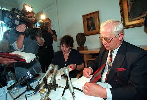 Inna Rogatshi (vas.) ja Oleg Gordijevski kirjansa Sokea peili julkistamistilaisuudessa Helsingissä elokuussa 1997.