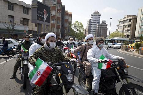 Iranin vallankumouskaartin joukot liikkuivat desinfiointitehtävissä Teheranissa 25. maaliskuuta.