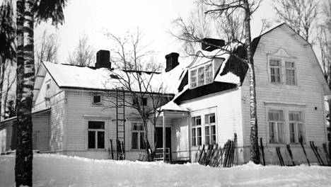 Korson poikakoti 1940-luvulla. Taloa vasten nojaavista suksista voi päätellä, että asukkaita oli tuplasti alkuaikoihin verrattuna.