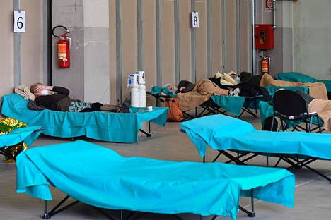 Koronaviruspotilaat lepäävät Brescian sairaalan väliaikaisissa tiloissa.