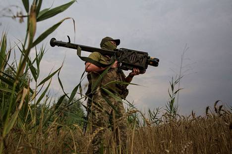 Kuvassa ukrainalaissotilas Stinger-ohjuksen kanssa Mykolajivin alueella. Kuva on viime elokuulta.