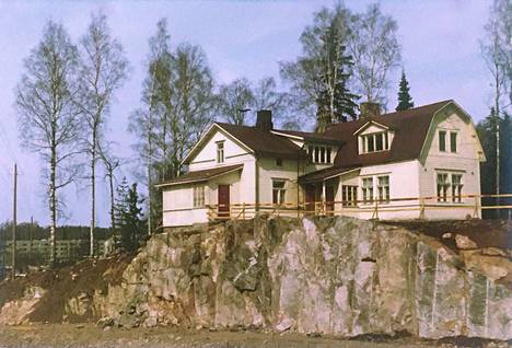 Kulomäentie silpaisi pois poikakodin etupihan ja rakennus jäi nököttämään kallioleikkauksen reunalle. Kuva on otettu 1980-luvun alussa.