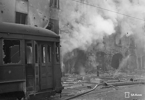 Pommituksissa kärsinyt raitiovaunu Helsingissä 27. helmikuuta 1944.
