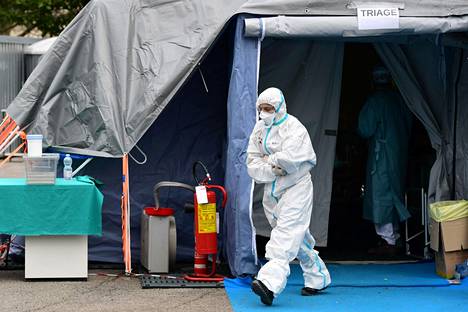 Brescian sairaalan työntekijä käveli ulos koronaviruspotilaita varten pystytetystä teltasta.