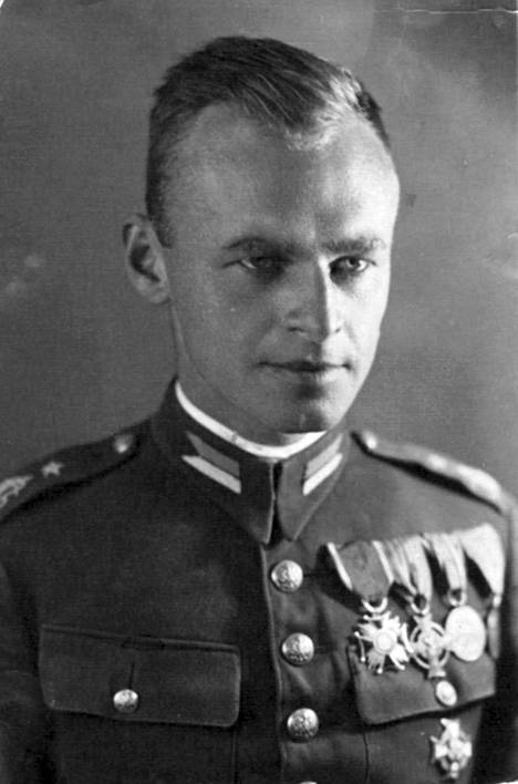 Witold Pilecki oli Puolan salaisen armeijan upseeri, joka soluttautui Auschwitziin kertoakseen maailmalle siellä tapahtuvista julmuuksista. – Kirjan kuvitusta.