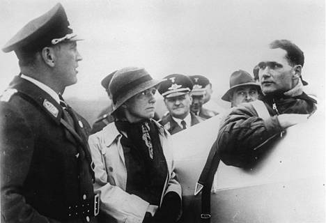 Ilse ja Rudolf Hess Zugspite-vuoren lentokilpailun jälkeen vuonna 1934.