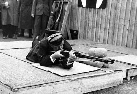 Presidentti Pehr Evind Svinhufvud avasi ammunnan MM-kilpailut seremoniallisilla laukauksilla 1937.