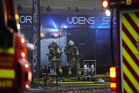 Pelastustyöntekijät tekivät sammutustöitä kellon ympäri. Rakennuksessa paloi vielä 12 tuntia räjähdyksestä.