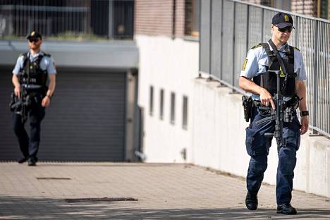 Aseistetut poliisit vartoivat Roskilden käräjäoikeuden ulkopuolella norjalaismiehen vakoiluoikeudenkäynnin aikana 26. kesäkuuta 2020.