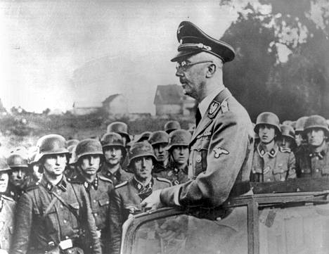 Himmler puhumassa SS-miehille. Kuvanottoaika ei ole tiedossa.