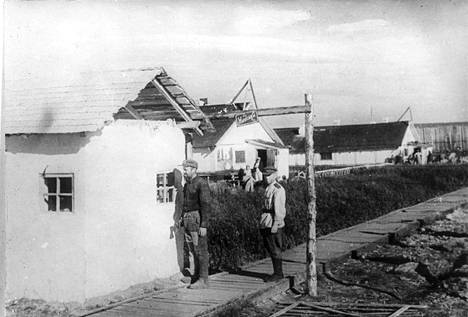 Leirit olivat alkeellisia kyliä. Mies kurkkii naisten kylpyhuoneeseen Vorkutassa vuonna 1945.