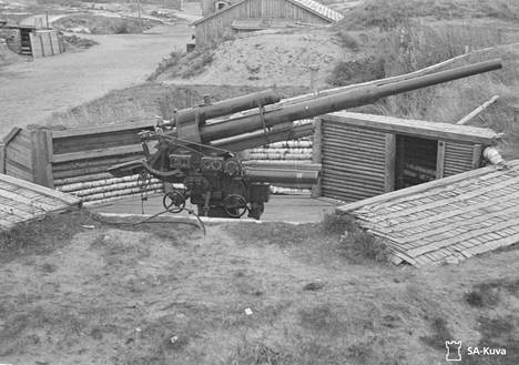 Lauttasaaressa sijainneen 8. raskaan ilmatorjuntapatterin 88 millimetrin ilmatorjuntatykki kuvattuna lokakuussa 1944. Patterin aseet ja laitteet oli saatu sota-apuna Saksasta.