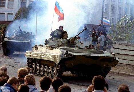 Syksy 1993 oli Venäjällä suuren kuohunnan aikaa. Boris Jeltsin määräsi panssarivaunut tulittamaan Moskovan parlamenttitaloa, jonne hänen valtaansa vastustavat kansanedustajat olivat linnoittautuneet.