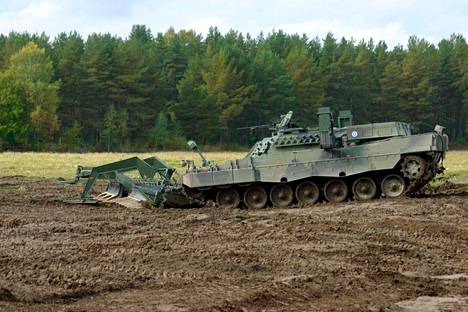 Puolustusvoimat esitteli Leopard 2R -raivauspanssarivaunut ensimmäisen kerran vuonna 2007. Suomella oli kaikkiaan kuusi Leopard 2R -vaunua, ja kaikki ne annettiin aseapuna Ukrainalle tänä vuonna.