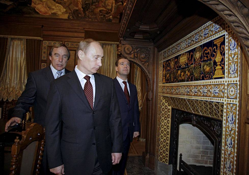 Sergei Rodulgin, Pietarin Musiikin talon taiteellinen johtaja, esitteli rakennusta arvovieraille marraskuussa 2009. Etualalla Putin, joka oli silloin pääministeri, ja taaempana oikealla silloinen presidentti Dmitri Medvedev.