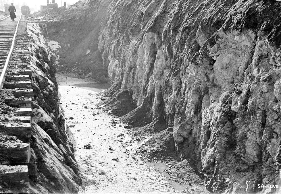 Rataa varten piti louhia kallioleikkauksia. Kuva on Kelloselän leikkauksesta vuonna 1942. 