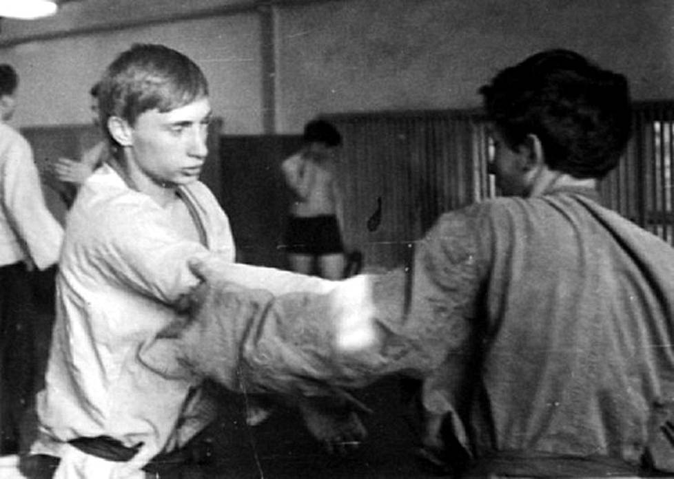 Suunnilleen vuonna 1970 otetussa kuvassa nuori Vladimir Putin harjoittelee judoa.