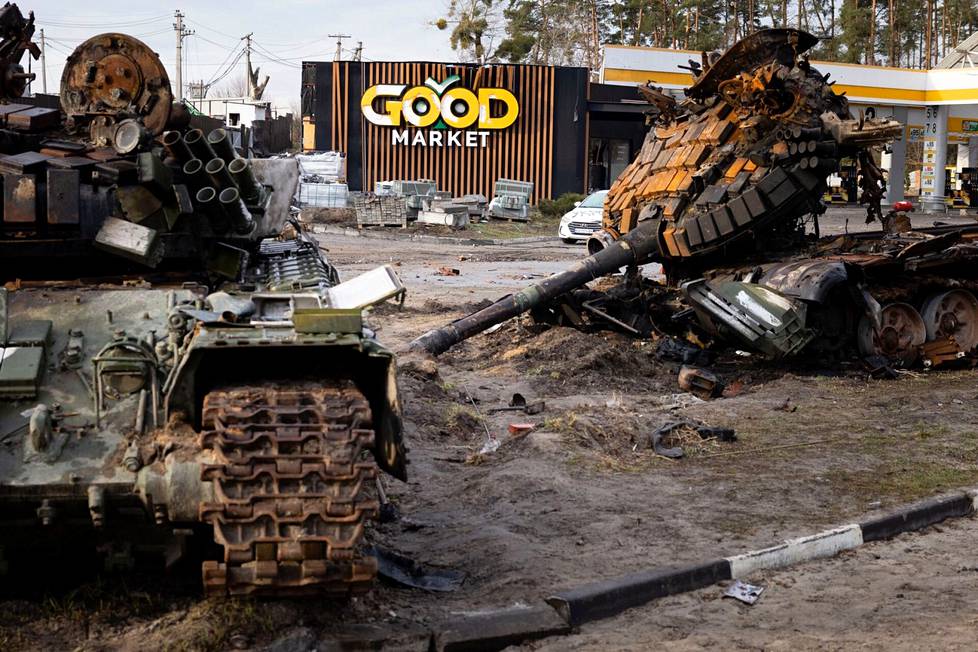 Tuhottuja venäläispanssareita Kiovan laitamilla huhtikuussa 2022.