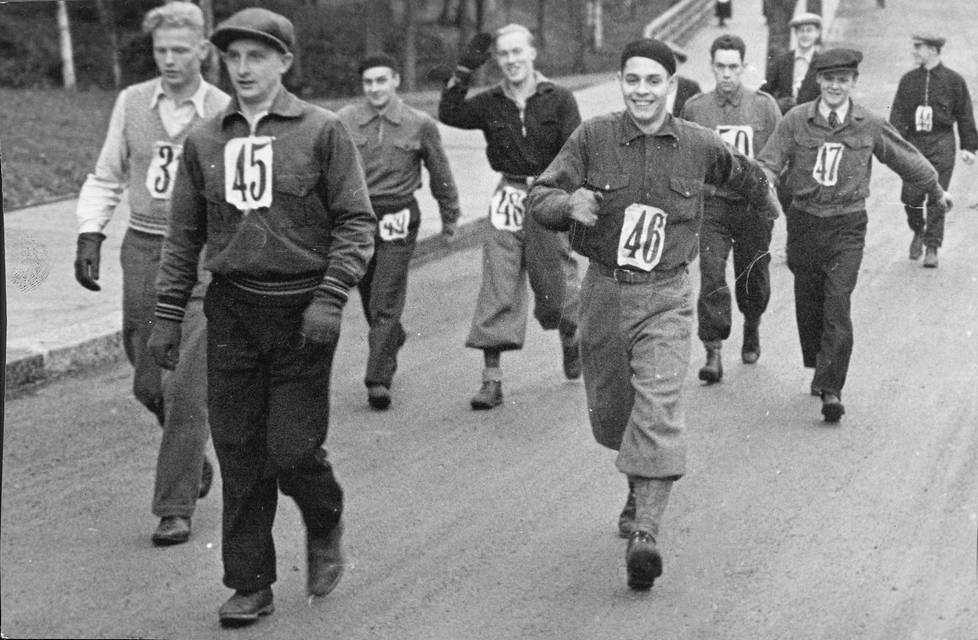 Vuonna 1941 järjestettiin kävelykilpailu Ruotsin ja Suomen kesken. Tapahtumaa kutsuttiin maaottelumarssiksi. Juosta ei saanut, mutta kovakuntoiset kävelivät varsin ripeästi.