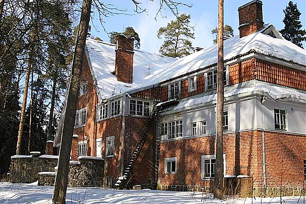 Villa Sellgren sijaitsee Venäjänsaarella, ja sen on suunnitellut viipurilaisarkkitehti Uno Ullberg 1900-luvun alussa. Rakennus valmistui vuonna 1913.