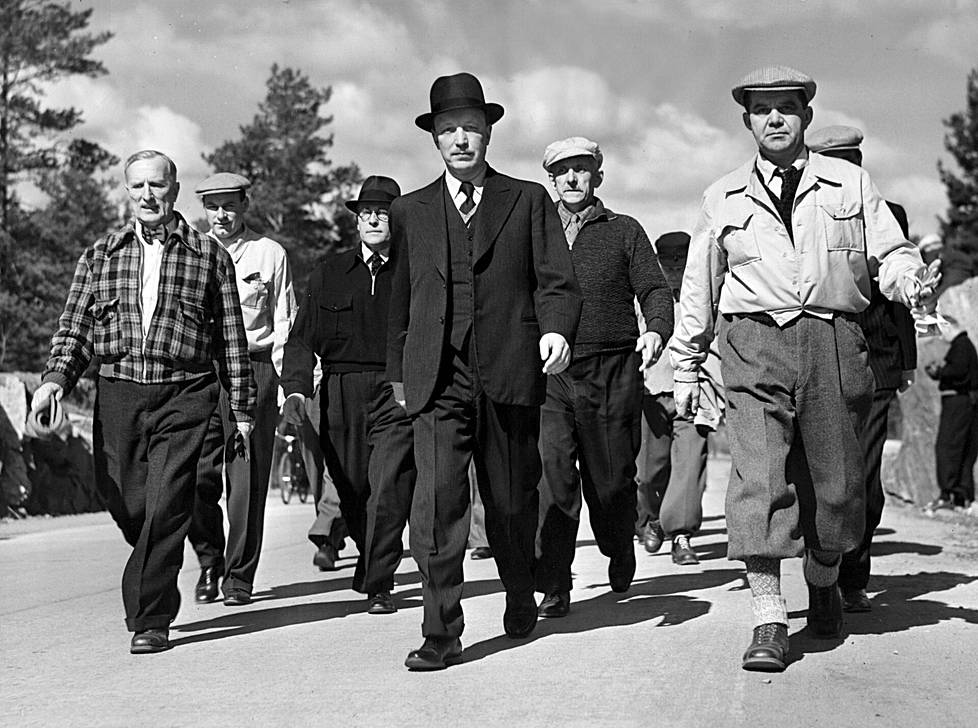 Maaottelumarssilla Ruotsia vastaan toukokuussa 1941 marssivat presidentti Risto Ryti (edessä keskellä) tyylilleen uskollisena, kauppa- ja teollisuusministeri Toivo Salmio (vas.), sisäasiainministeri Ernst von Born, toinen kulkulaitosten ja yleisten töiden ministeri Vilho Annala, toinen valtiovarainministeri Juho Koivisto ja pääministeri J. W. Rangell.