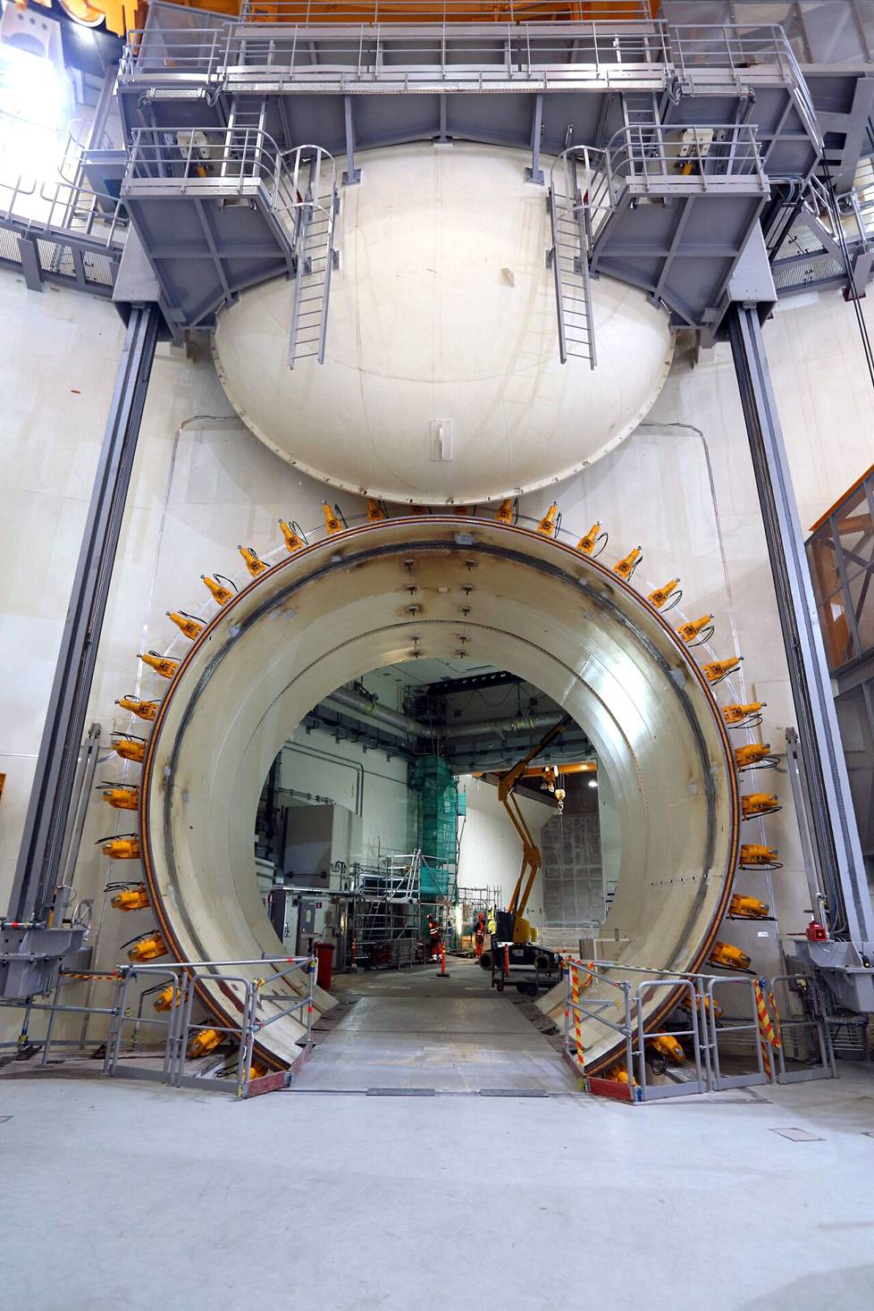 Vuonna 2014 kuvattu ydinvoimalan materiaaliluukku ja reaktorihalli rakennusvaiheessa. 