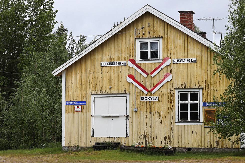 Isokylän entisen asemarakennuksen seinässä on kerrottu etäisyydet Helsinkiin ja Venäjän rajalle.