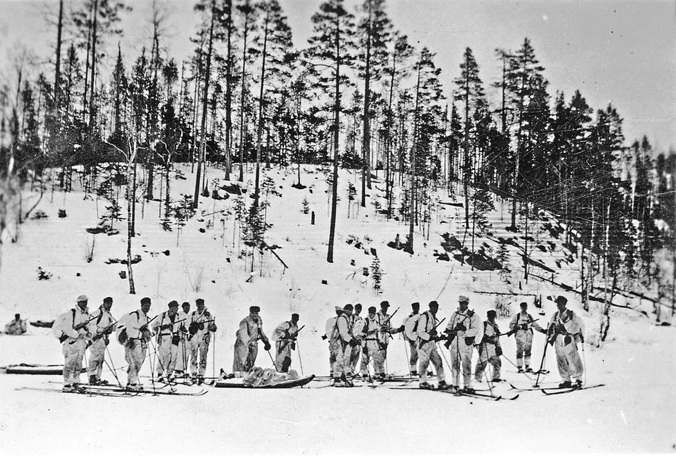 Osasto Kalevan suomalaiset kaukopartiomiehet paluumatkalla. Ahkiossa kuljetetaan haavoittunutta.