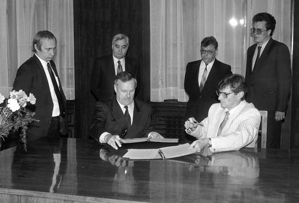Pietarin ulkosuhdekomitean johtaja Vladimir Putin (vasemmalla) seurasi vierestä, kun pormestari Anatoli Sobtšak ja Prahan pormestari Milan Kondr allekirjoittivat ystävyyskaupunkisopimuksen Prahassa lokakuussa 1991.