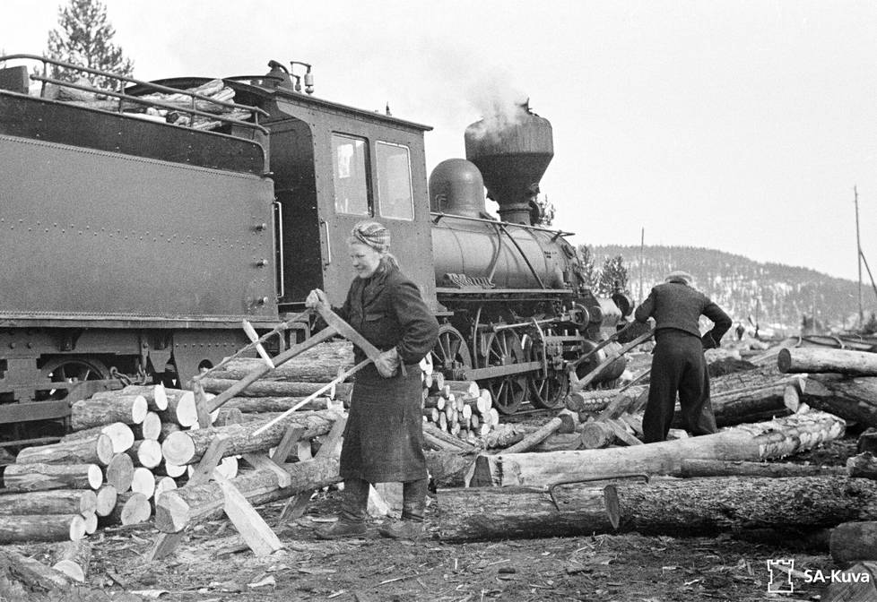 Puuhuolto käynnissä Sallan radalla jatkosodan aikana.