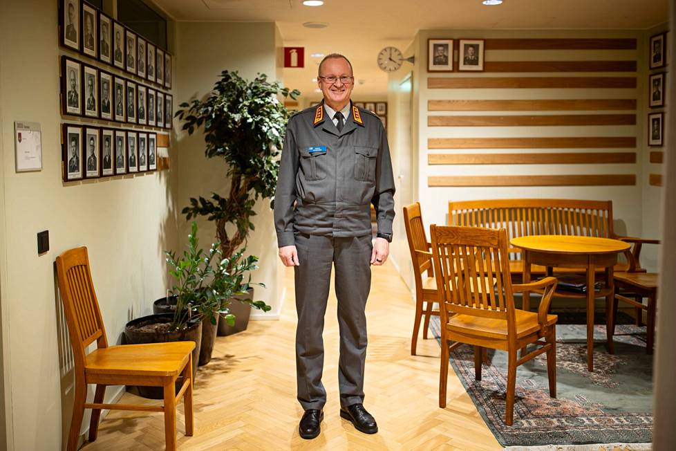 Kenraaliluutnantti Mikko Heiskanen Pääesikunnan käytävällä. ”Suomalainen sotatalous ei tarkoita samaa kuin venäläinen sotatalous. Suomalaisessa sotataloudessa noudatetaan demokratian pelisääntöjä”, hän sanoo.