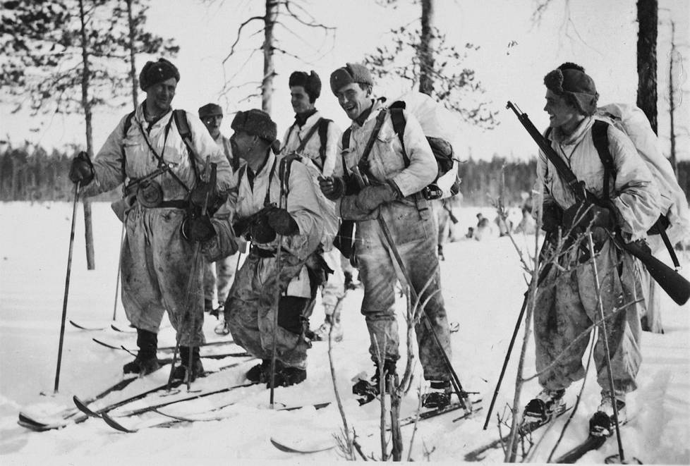 Kaukopartiomiehiä naurattaa. Kuvassa Onni Määttänen, Vasko Fedotoff, Väinö Korhonen, Karl-Johan Norrgård, Ilmari Löppönen ja Carl Sarelius.