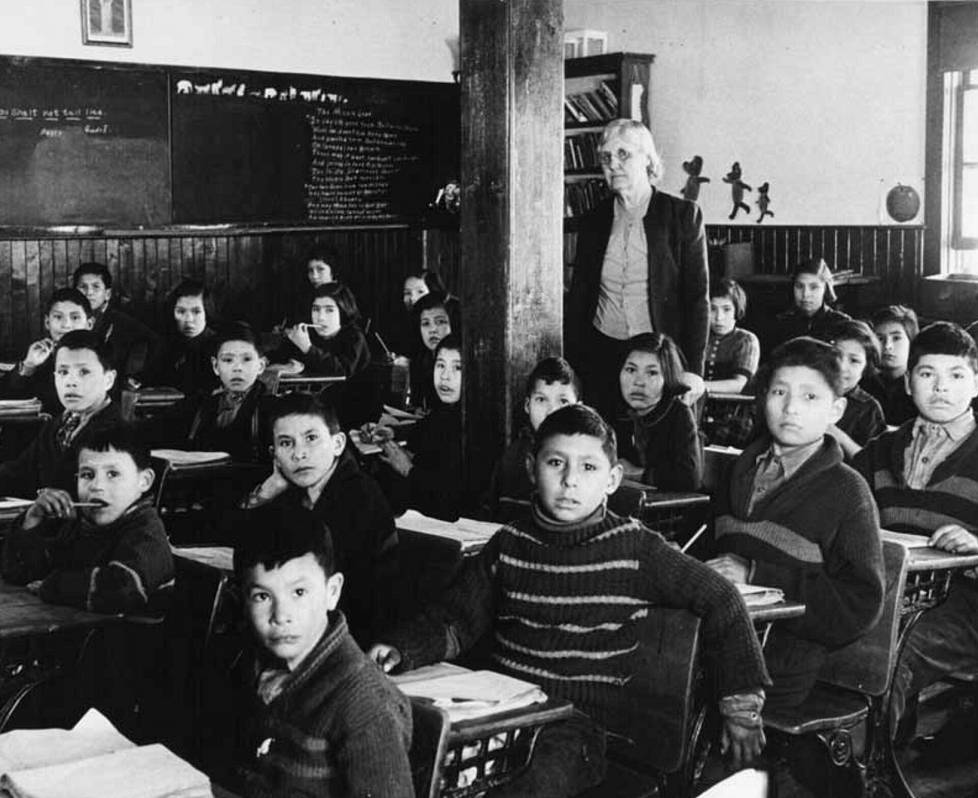 Koulukodin oppilaita luokassa Saskatchewan provinssin alueella vuonna 1950. 