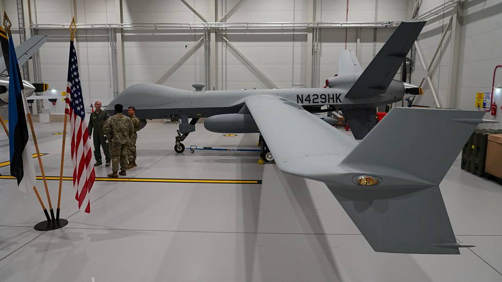 Sotilaslennokit tunnetaan ehkä parhaimmin Yhdysvaltojen jättilennokeista. Heinäkuussa Virossa Ämarin lentotukikohdassa kuvatun MQ-9 Predator -lennokin siipiväli on 20 metriä