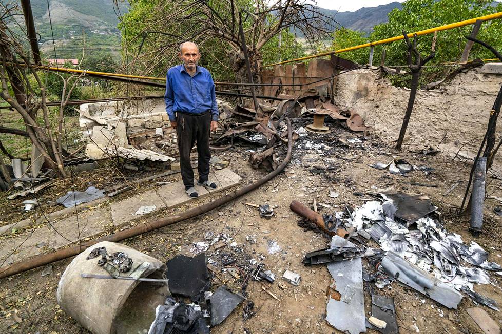 Vanha mies seisoi raunioilla Vuoristo-Karabahin Hardutissa vain päiviä sodan alkamisen jälkeen syyskuussa 2020. Azerbaidžanin itsemurhalennokki oli osunut lähelle ja surmannut hänen vaimonsa.