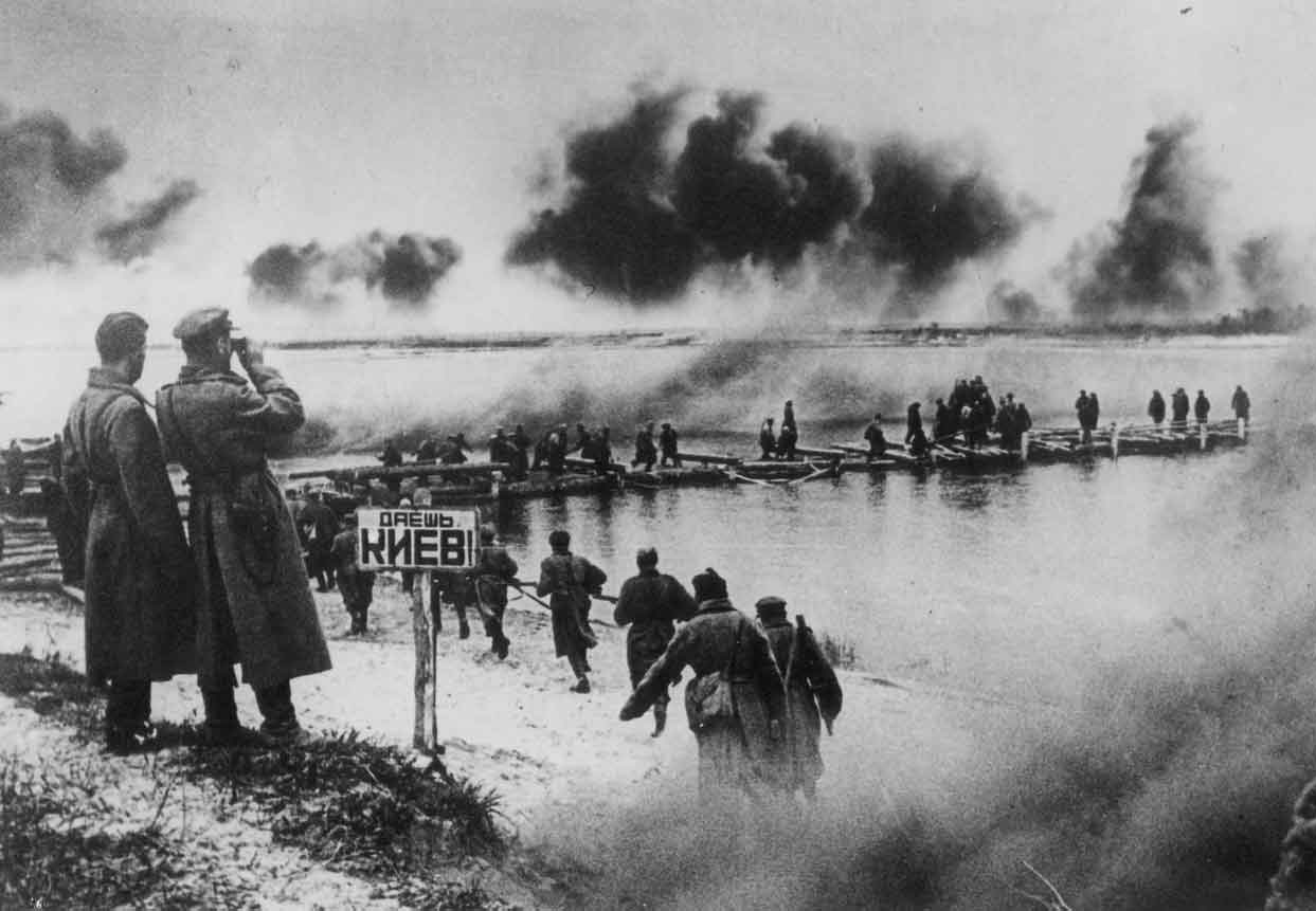 Kiev-1943-krydsning-dnepr.jpg
