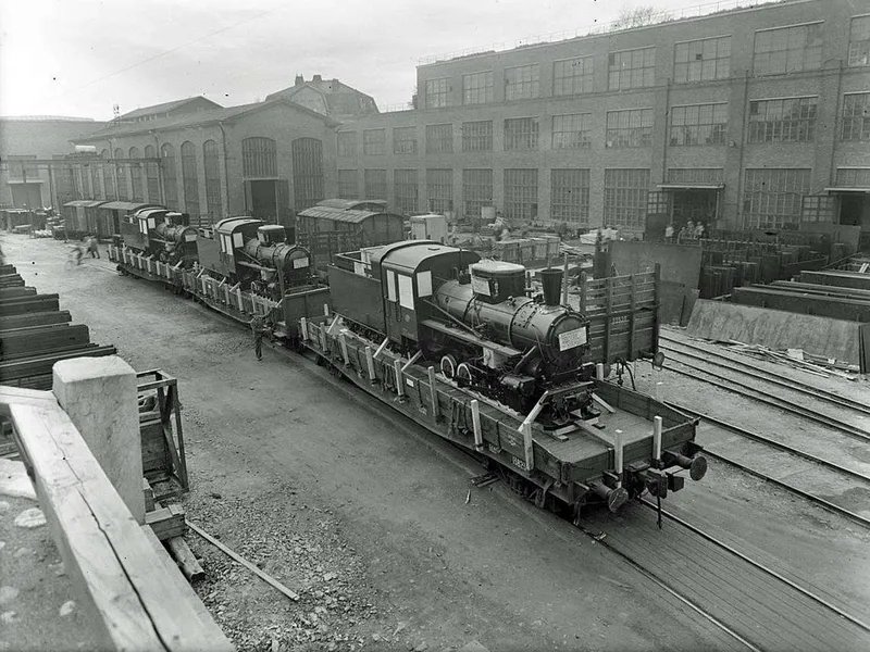 Tampellan valmistamia PT4-sotakorvausvetureita valmiina junakuljetukseen itärajan yli vuonna 1951.